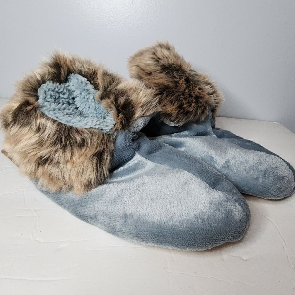 Born new with tags slippers women's size s/m blue and faux fur blue